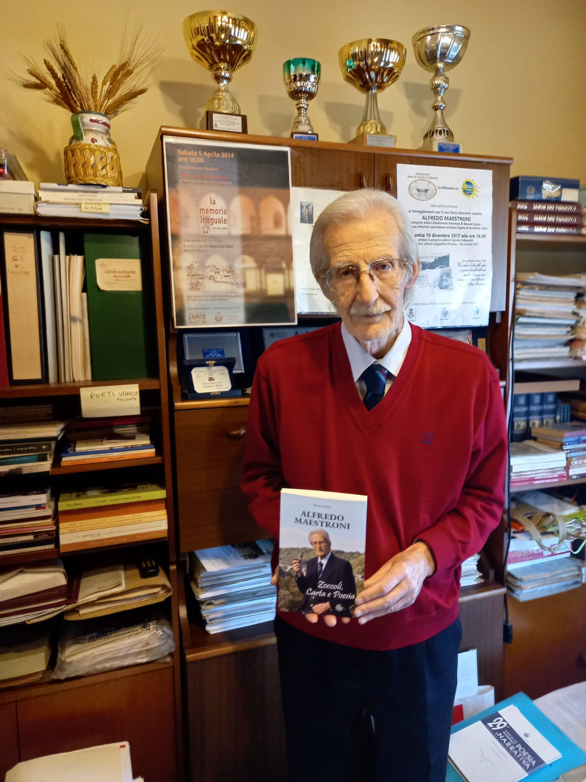Il volume “Zoccoli, carta e poesia”, pubblicato da La Memoria del Mondo, è stato curato dal giornalista e scrittore Marco Linari.