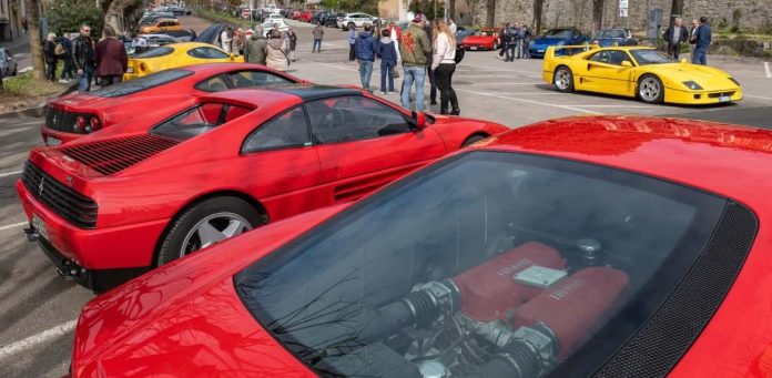piazza meeting Arte Motori Lusso: Un Grande Successo al Museo Chiostro di Voltorre
