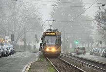 Donna incastrata nella porta del tram in via Mazzini