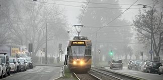 Donna incastrata nella porta del tram in via Mazzini