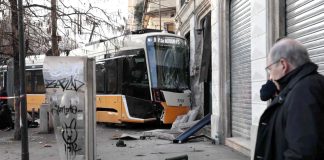 Tram deragliato, il conducente al telefono fino a pochi secondi prima dello schianto