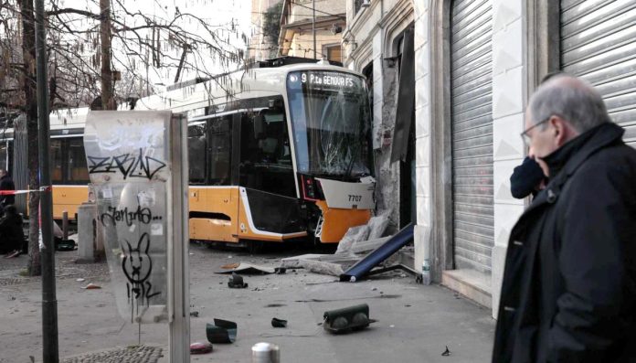 tram-deragliato-milano-viale-vittorio-veneto-morto-feriti