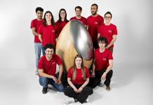 Uovo di legno realizzato da studenti Artwood Academy al SaloneSatellite