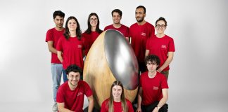 Uovo di legno realizzato da studenti Artwood Academy al SaloneSatellite