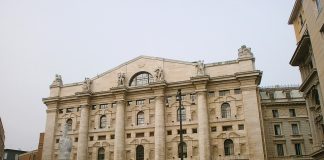 Borsa in rialzo, petroliferi in evidenza, spread a 80