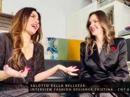 Salotto della Bellezza: Raffaella Manetta intervista Atelier CN7 Moda Nel mondo del design, dove creatività e innovazione si intrecciano per dar vita a opere straordinarie, emerge Georgiana Cristina, una designer di straordinario talento la cui visione ha catturato l'attenzione internazionale. Grazie a una meticolosa cura dei dettagli e a un cuore colmo di passione, Georgiana trasforma le idee in realtà, sfidando le convenzioni e ampliando i confini dell'immaginazione. In questo nuovo episodio di Salotto della Bellezza, esploreremo il suo percorso artistico, scopriremo le fonti di ispirazione che alimentano il suo lavoro e ci immergeremo nella passione che anima le sue creazioni. Cosa ti ha ispirato a intraprendere una carriera nel mondo del design? Fin da piccola, sono stata immersa nell'atmosfera della sartoria, poiché mia madre era sarta in Romania, in un paese affacciato sul Mar Nero, con una clientela affezionata. Ricordo con vividezza le sue lunghe ore dedicate alla creazione di abiti da cerimonia e da sposa. Ero “ipnotizzata” dai tessuti e passavo intere giornate ad osservare come tagliava, sperando di ottenere dei ritagli per creare vestiti per le mie bambole. Così, ogni volta che mia madre liberava lo spazio dalla macchina da cucire, mi mettevo all'opera… che bei ricordi. Con il passare degli anni, il destino mi ha portato a Milano, dove ho iniziato gli studi in moda, design, modellistica, merceologia e tecniche di sartoria. Ho continuato a seguire con determinazione questo percorso. Puoi parlarci del tuo processo creativo e di come sviluppi una nuova collezione? Per creare, è fondamentale sognare. Immagino linee, colori e volumi per la donna elegante. Un abito elegante esprime una raffinata unicità. Nel progettare nuove collezioni, seguo le tendenze della moda, reinterpretando uno stile classico in chiave moderna. Leggo e svolgo ricerche approfondite sui libri di moda Esploro una varietà di tessuti Realizzo schizzi delle mie idee Questo processo richiede settimane: inizio con un'idea e mi impegno a trasformarla nella sua migliore espressione, mantenendo sempre un “occhio critico”. Quali sono le sfide più grandi che hai affrontato nel tuo percorso professionale e come le hai superate? Fino ad ora, ho affrontato tre grandi e significative sfide: Definire e mantenere la propria identità: Chi sono io, Cristina, come stilista? Instabilità economica: Creare e realizzare un capo di qualità richiede un investimento significativo, spesso superiore ai guadagni iniziali. All’inizio, si lavora intensamente per ottenere risultati limitati. Visibilità e marketing: Oggi non basta essere bravi; è fondamentale saper comunicare sui social media, adattandosi alle nuove tecnologie. È essenziale costruire un’immagine forte e sapersi vendere. Molti stilisti, me compresa, affrontano difficoltà in questo ambito. È cruciale far percepire al pubblico la qualità offerta, che deve sempre riflettersi nel prezzo. C’e un progetto specifico di cui sei particolarmente orgogliosa? Se si, quale e perché? Ogni progetto che ho realizzato nel corso della mia carriera è stato gratificante, ma ce ne sono due che occupano un posto speciale nel mio cuore: Il primo è stato quando mi è stato richiesto di realizzare un abito da cerimonia su misura per una cliente in cerca di eleganza. Durante il processo, ho collaborato attentamente con lei, ascoltando le sue idee e interpretando la sua personalità per creare l'abito ideale. Quando ho visto il suo sguardo felice e radioso, accompagnato da un sincero “Grazie”, ho percepito quel momento come un grande traguardo personale. Il secondo è stato il Fashion Show dell'Atelier CN7 Moda, che si è tenuto durante l'evento Milano Fashion Luxury Trip. Questa esperienza ha portato grande soddisfazione, visibilità e un'emozione indimenticabile in quella giornata. Quali trend vedi emergere nel mondo del design e come pensi di integrarle nel tuo lavoro? Nel settore della moda si stanno delineando alcuni trend molto evidenti: Sostenibilità Reale (non solo marketing) Tessuti naturali (lino, seta, cotone) Produzione lenta e limitata Estetica Minimal ma Sofisticata Linee pulite Silhouette eleganti Palette distintive per ogni mini-collezione Tecnologia Software di design 3D Prototipi digitali Identità Culturale e Storytelling Oggi, i brand di successo hanno una storia riconoscibile Molti designer integrano radici culturali, artigianato o simboli personali. Per creare un prodotto di Atelier CN7 Moda, seguo questi trend per rimanere al passo, ma riesco anche a integrarli in modo personalizzato. Ad esempio, scelgo pochi materiali di alta qualità, creo capsule collection piccole ma curate, sviluppo collezioni digitali, realizzo capi che durano nel tempo, creo pezzi iconici e utilizzo tecniche artigianali. Racconto una storia dietro ogni capsule collection o collezione intera; questo aumenta il valore percepito del brand e costruisce un universo estetico coerente per Atelier CN7 Moda. Quali sono i materiali e le tecniche che preferisci utilizzare nei tuoi progetti? In un brand di alta sartoria Made in Italy, la selezione dei tessuti è cruciale, in quanto determina: Qualità, caduta del capo, confort, eleganza, prestigio I materiali più utilizzati includono: Seta luminosa (come georgette, chiffon, lurex e crepe de chine) per abiti da sera e come fodere di lusso Tessuti Chanel per giacche in vari colori e consistenze Lana e tweed Duchesse e shantung di seta Taffetà cangiante Pizzi di diversi tipi Per le capsule estive, prediligo tessuti meno impegnativi ma altrettanto splendidi, come la viscosa e il cotone sangallo. Le tecniche utilizzate restano sempre di alta sartoria. Come si è evoluto il tuo stile negli anni e quali sono stati i fattori chiave che hanno influenzato questa evoluzione? All’inizio del mio percorso, il mio approccio era prevalentemente focalizzato su un’estetica tradizionale. Tuttavia, con il passare del tempo, ho evoluto il mio stile verso una direzione più contemporanea e sofisticata, mantenendo alta la qualità e introducendo proporzioni più moderne. I fattori chiave che hanno influenzato questa evoluzione sono stati: l’esperienza diretta con i clienti, l’evoluzione della moda, la mia ricerca personale e creativa. Che consiglio daresti a chi desidera iniziare una carriera nel design? Il primo consiglio che vorrei dare è di costruire una solida identità creativa, ma è altrettanto essenziale rimanere aperti e impegnarsi in un costante processo di apprendimento. Perseveranza: È fondamentale perseverare e dedicarsi a molta pratica. Sperimentazione: Provate a realizzare piccoli progetti e, soprattutto, non abbiate paura di fare errori; sono imprescindibili per la crescita. Un ultimo consiglio, probabilmente il più rilevante, è quello di studiare le basi della sartoria, della merceologia e delle tecniche di costruzione dei capi. Questo apprendimento dovrebbe procedere di pari passo con il tessuto scelto e le linee progettate, poiché molte variabili possono cambiare. È cruciale saper adattare ogni modifica sartoriale al capo in fase di produzione. Un ringraziamento speciale a Cristina per aver condiviso con noi la tua straordinaria visione e per averci ispirato con il tuo talento. Siamo entusiasti di scoprire dove ti porterà il tuo percorso creativo e non vediamo l’ora di ammirare le tue future collezioni. Ci vediamo nel prossimo episodio; restate sintonizzati! Grazie per il tuo impegno instancabile e per aver ispirato tante donne a credere nelle proprie capacità e a unirsi per un futuro migliore. La tua presenza oggi ha arricchito il nostro programma e ci ha ricordato il potere della solidarietà e del sostegno reciproco. Vi invitiamo tutti a continuare a seguire e supportare questo straordinario movimento. Grazie per essere stati con noi nel Salotto della Bellezza. Vi aspettiamo per nuovi incontri e storie straordinarie che ci aiuteranno a vedere il mondo con occhi nuovi! Il Format Salotto della Bellezza Ogni episodio di Salotto della Bellezza offre un’opportunità unica per connettersi con figure di spicco che hanno saputo reinventarsi, superare sfide e lasciare un’impronta indelebile nei loro settori. Con interviste coinvolgenti e momenti di profonda riflessione, gli spettatori saranno trasportati in un mondo dove creatività e determinazione si uniscono, dimostrando che il cambiamento è non solo possibile, ma anche un’avventura straordinaria da affrontare con coraggio e passione.