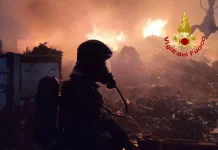 Maxi incendio a Bollate, Vigili del Fuoco al lavoro