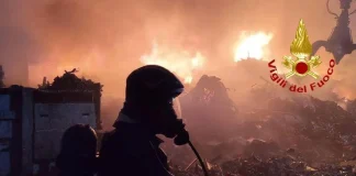 Maxi incendio a Bollate, Vigili del Fuoco al lavoro