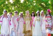 BB Barbara Braghin e le modelle curvy e over “Angeli Dorati” sfilano a Villa Caprile di Pesaro