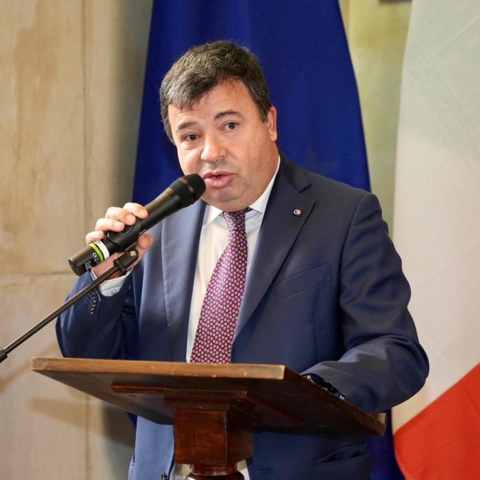 L'“Award al Merito 2026” conferito a Mi’mpegno è molto più di un semplice riconoscimento; rappresenta un segnale culturale e civile che richiama un tema spesso menzionato ma non sempre attuato: la responsabilità sociale come pratica concreta di cittadinanza.