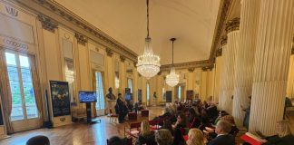 80 anni dalla riapertura della Scala, l’installazione Note di Luce