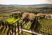Argiano: dove il passato diventa una risorsa per il futuro Perché forse il segreto di Argiano sta proprio qui: custodire la propria identità senza dimenticare di essere parte di qualcosa di più grande. Una realtà che continua a guardare avanti, utilizzando il passato non come rifugio, ma come forza per immaginare il futuro.