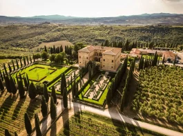 Perché forse il segreto di Argiano sta proprio qui: custodire la propria identità senza dimenticare di essere parte di qualcosa di più grande. Una realtà che continua a guardare avanti, utilizzando il passato non come rifugio, ma come forza per immaginare il futuro.