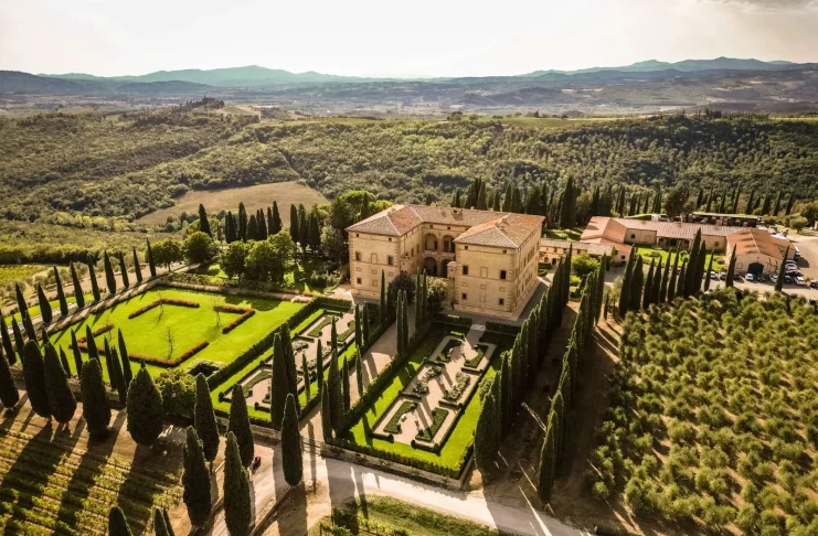 Perché forse il segreto di Argiano sta proprio qui: custodire la propria identità senza dimenticare di essere parte di qualcosa di più grande. Una realtà che continua a guardare avanti, utilizzando il passato non come rifugio, ma come forza per immaginare il futuro.