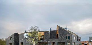 Snake Building ad Aarschot: C+S Architects trasforma un ex sito industriale in architettura identitaria