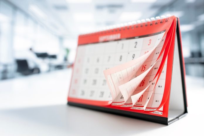 Calendar,Page,Turning,Showing,Months,And,Dates,In,Office,Background Programmazione turni digitale