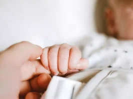 Milano, quasi un neonato su cinque ha il doppio cognome