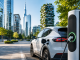 Auto elettrica a Milano: come orientarsi tra colonnine, hub e tariffe di ricarica