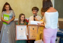 Riconoscono una bomba nel torrente e salvano un’amica: premiati i fratelli milanesi Aire e Ariel