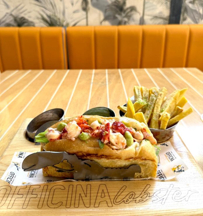 Al Borgo Marinari, nel cuore di Napoli, Officina Lobster ha scelto di raccontare il mare in una forma diversa: dentro un panino.