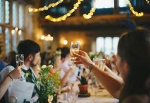Come vestirsi per una cena di lavoro: scegliere la giacca elegante, abbinare i capi e dosare gli accessori cena di lavoro outfit