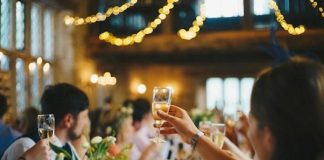 Come vestirsi per una cena di lavoro: scegliere la giacca elegante, abbinare i capi e dosare gli accessori cena di lavoro outfit