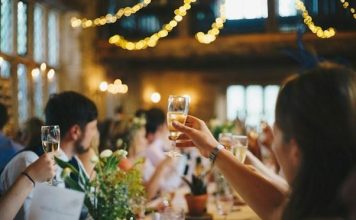 Come vestirsi per una cena di lavoro: scegliere la giacca elegante, abbinare i capi e dosare gli accessori cena di lavoro outfit