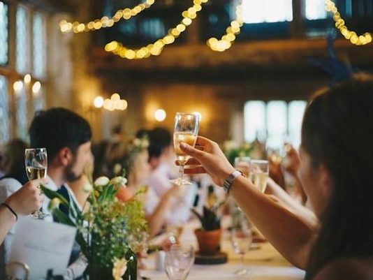 Come vestirsi per una cena di lavoro: scegliere la giacca elegante, abbinare i capi e dosare gli accessori cena di lavoro outfit